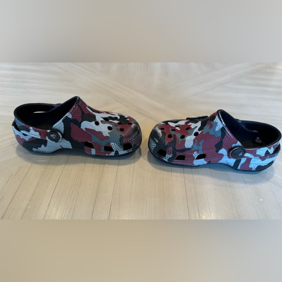 Crocs Unisex-Child Classic Red/Black/Grey/White Camo Clog - Size C10 - Picture 13 of 16